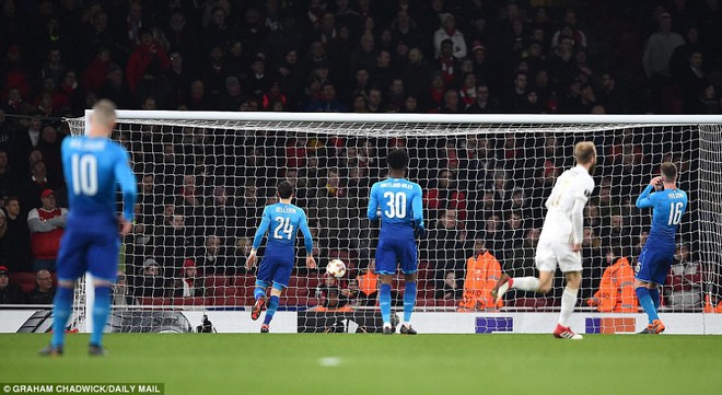 Thủng lưới 2 bàn trong 2 phút, Arsenal hú vía bước tiếp ở Europa League - Ảnh 3.