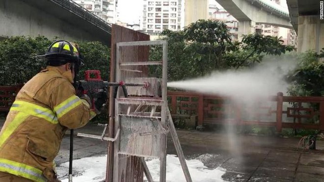S&uacute;ng phun nước mạnh đến nỗi cắt được sắt th&eacute;p lẫn cột nh&agrave; để cứu người, dập lửa - Ảnh 3.