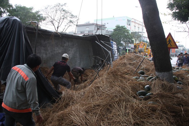 Đà Nẵng: Xe tải chở hàng tấn dưa hấu bị lật, người dân thu gom giúp tài xế - Ảnh 4.