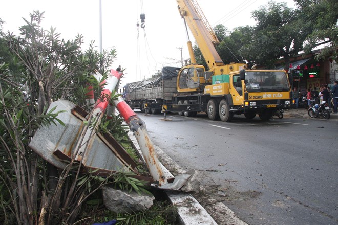Đà Nẵng: Xe tải chở hàng tấn dưa hấu bị lật, người dân thu gom giúp tài xế - Ảnh 5.