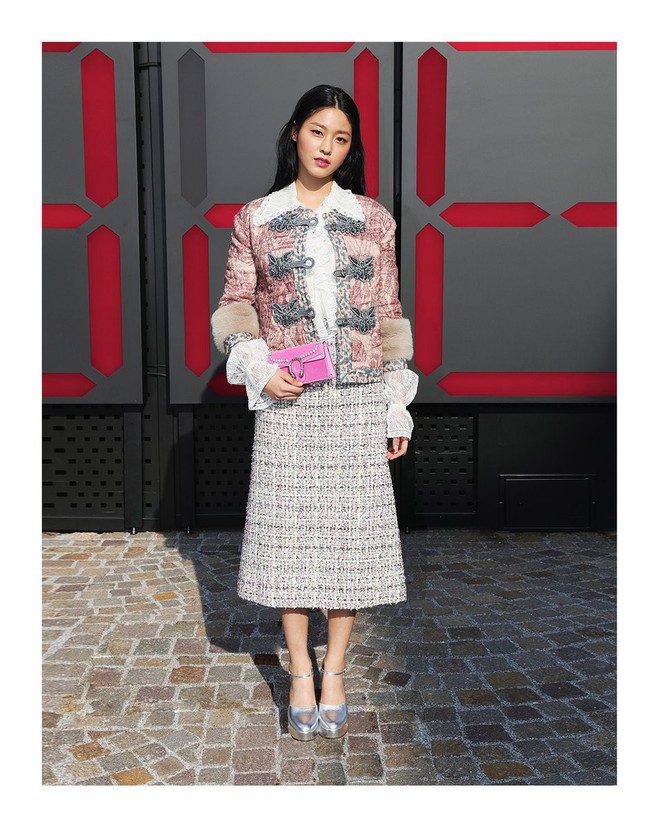 C&ugrave;ng dự show tại Milan, Kim Hee Sun được ch&agrave;o đ&oacute;n trong khi Seolhyun bị cho l&agrave; chẳng ai quan t&acirc;m - Ảnh 1.