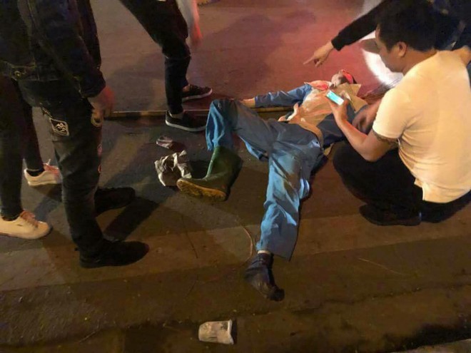 Hà Nội: Đang dọn vệ sinh trên đường Kim Ngưu, 1 công nhân môi trường bị xe máy đâm nguy kịch - Ảnh 1.