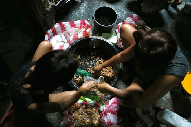 Từ bãi rác cho tới bữa ăn trong những khu ổ chuột Philippines: Khi thịt thừa cũng thành cao lương mỹ vị cho người nghèo - Ảnh 4.