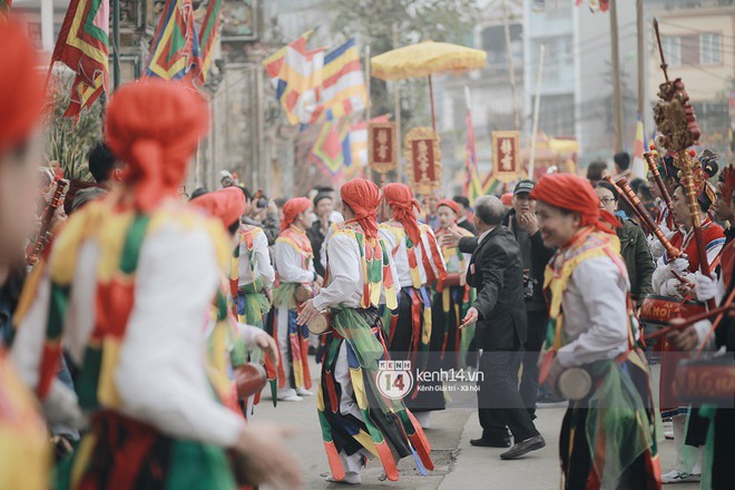 Về ngôi làng Hà Nội, tưng bừng đi xem những chàng trai giả gái trong Lễ hội Đĩ đánh bồng đầu năm - Ảnh 1.