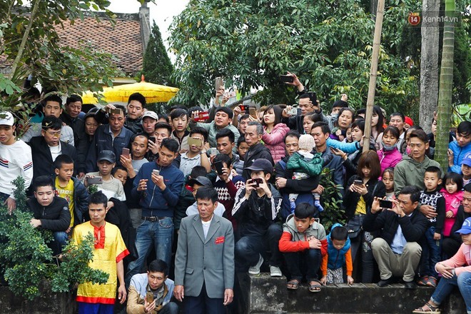 Độc đ&aacute;o nghi thức trầm m&igrave;nh dưới nước lạnh rước kiệu Th&aacute;nh ở Th&aacute;i B&igrave;nh - Ảnh 6.