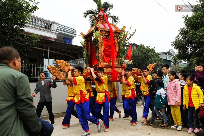 Độc đ&aacute;o nghi thức trầm m&igrave;nh dưới nước lạnh rước kiệu Th&aacute;nh ở Th&aacute;i B&igrave;nh - Ảnh 1.