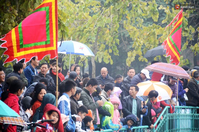 Chùm ảnh: Hàng ngàn người dân Hà Nội đội mưa đứng bên Hồ Tây cổ vũ Lễ hội bơi chải thuyền rồng - Ảnh 4.