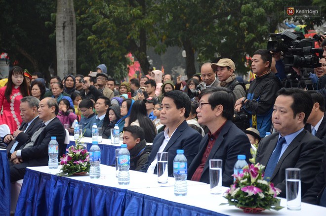 Chùm ảnh: Hàng ngàn người dân Hà Nội đội mưa đứng bên Hồ Tây cổ vũ Lễ hội bơi chải thuyền rồng - Ảnh 2.