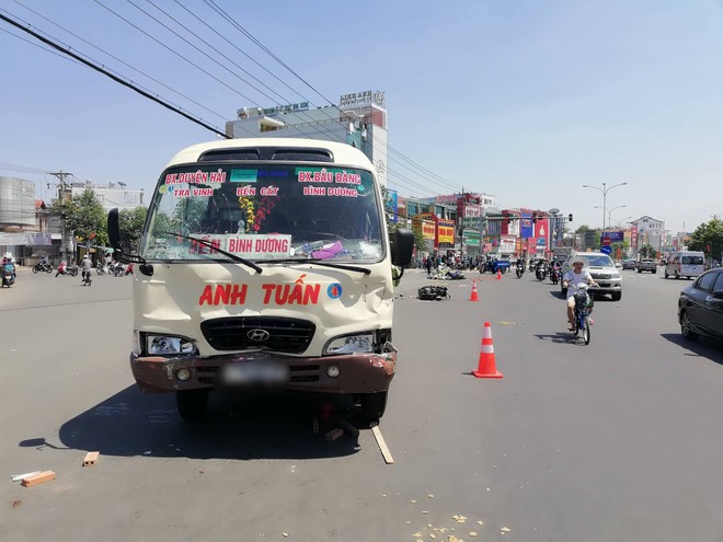 Xe khách vượt đèn đỏ gây tai nạn kinh hoàng ở Bình Dương: Nhiều người bị cuốn vào gầm, nằm la liệt giữa đường - Ảnh 6.