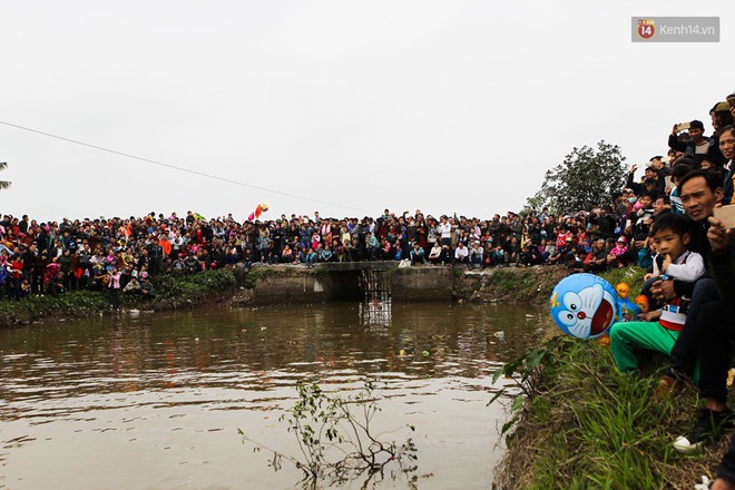 Độc đ&aacute;o nghi thức trầm m&igrave;nh dưới nước lạnh rước kiệu Th&aacute;nh ở Th&aacute;i B&igrave;nh - Ảnh 5.