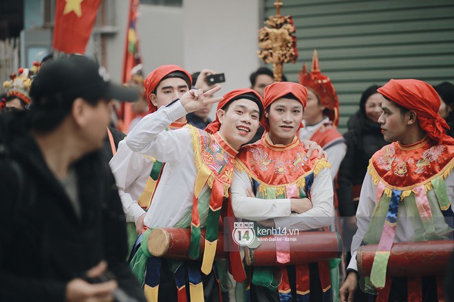 Về ngôi làng Hà Nội, tưng bừng đi xem những chàng trai giả gái trong Lễ hội Đĩ đánh bồng đầu năm - Ảnh 15.