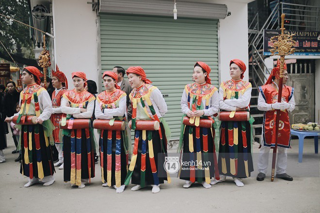 Về ngôi làng Hà Nội, tưng bừng đi xem những chàng trai giả gái trong Lễ hội Đĩ đánh bồng đầu năm - Ảnh 12.