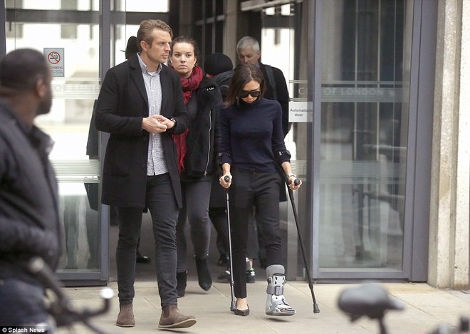 Victoria Beckham thả r&ocirc;ng v&ograve;ng 1, khập khiễng chống nạng tr&ecirc;n phố v&igrave; bị rạn xương - Ảnh 2.