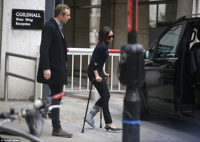 Victoria Beckham thả r&ocirc;ng v&ograve;ng 1, khập khiễng chống nạng tr&ecirc;n phố v&igrave; bị rạn xương - Ảnh 3.