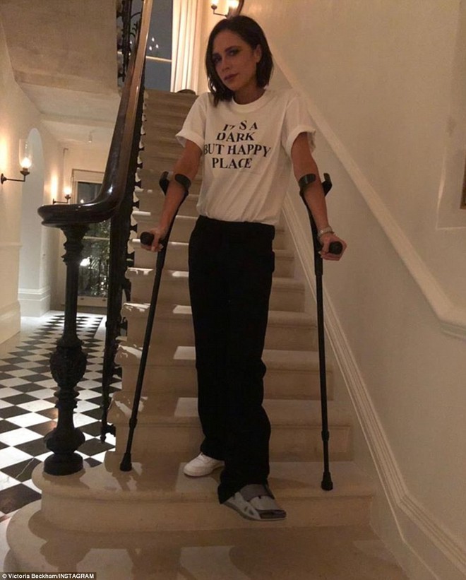 Victoria Beckham thả r&ocirc;ng v&ograve;ng 1, khập khiễng chống nạng tr&ecirc;n phố v&igrave; bị rạn xương - Ảnh 6.