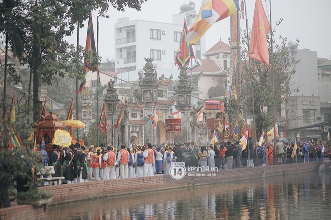 Về ngôi làng Hà Nội, tưng bừng đi xem những chàng trai giả gái trong Lễ hội Đĩ đánh bồng đầu năm - Ảnh 7.