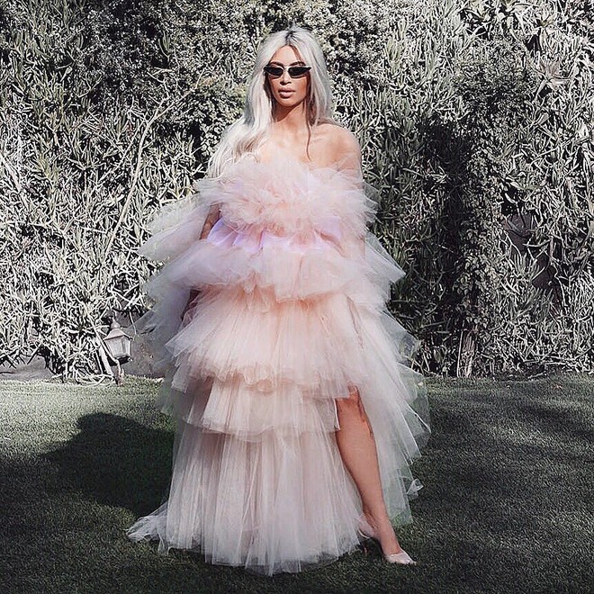Tạm biệt đồ bó sát hở bạo, Kim Kardashian vẫn đẹp nức lòng trong chiếc váy bồng công chúa  - Ảnh 2.