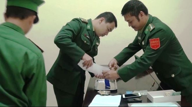 Chạy xe m&aacute;y kh&ocirc;ng biển số vi vu bu&ocirc;n ma t&uacute;y tr&ecirc;n v&ugrave;ng bi&ecirc;n - Ảnh 6.