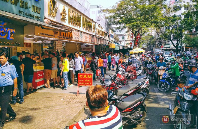 Chùm ảnh: Tiệm vàng ở Sài Gòn quá tải ngày Thần tài, nhân viên giao dịch với khách hàng từ bên ngoài - Ảnh 1.