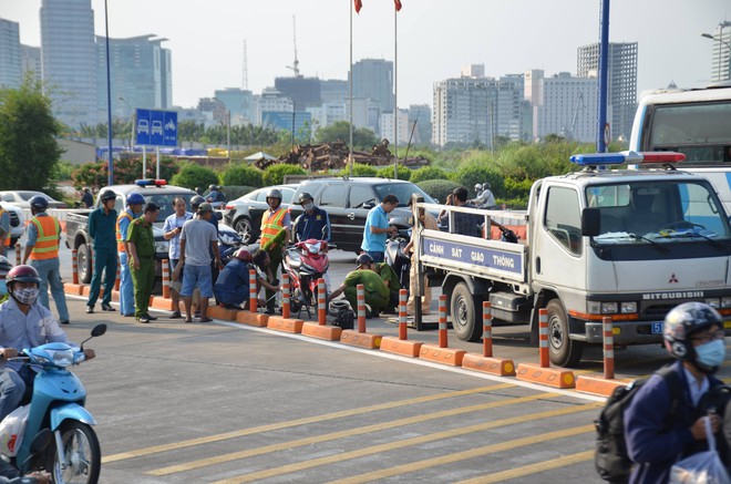 Ngã vào làn đường ô tô khi qua hầm Thủ Thiêm, nam thanh niên 21 tuổi bị xe tải cán tử vong - Ảnh 1.