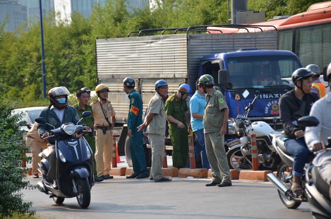 Ngã vào làn đường ô tô khi qua hầm Thủ Thiêm, nam thanh niên 21 tuổi bị xe tải cán tử vong - Ảnh 2.