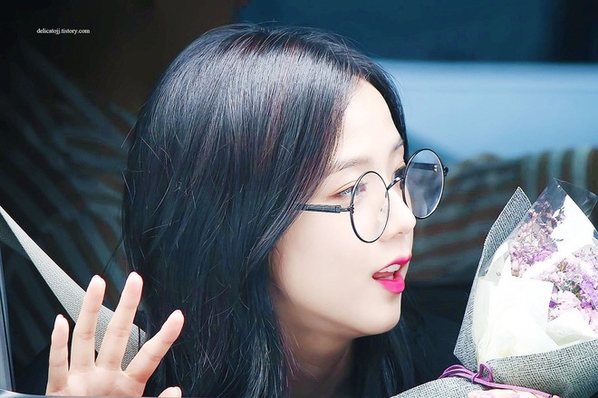 Makeup v&agrave; mặc giống nhau, Jisoo (Black Pink) v&agrave; Irene (Red Velvet) bỗng th&agrave;nh chị em sinh đ&ocirc;i - Ảnh 7.
