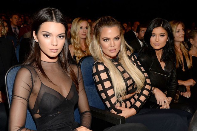 D&ugrave;ng thử loại kem nền m&agrave; Kendall Jenner y&ecirc;u th&iacute;ch, c&ocirc; g&aacute;i n&agrave;y cũng bất ngờ với kết quả nhận được - Ảnh 1.