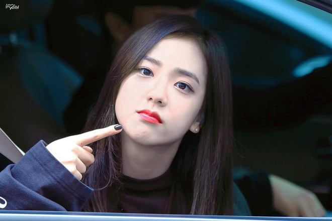 Makeup v&agrave; mặc giống nhau, Jisoo (Black Pink) v&agrave; Irene (Red Velvet) bỗng th&agrave;nh chị em sinh đ&ocirc;i - Ảnh 2.
