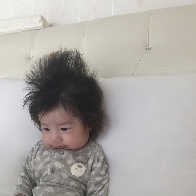 Cậu b&eacute; với m&aacute;i t&oacute;c dựng ngược như mặt trời dễ thương nhất MXH đ&acirc;y rồi! - Ảnh 5.