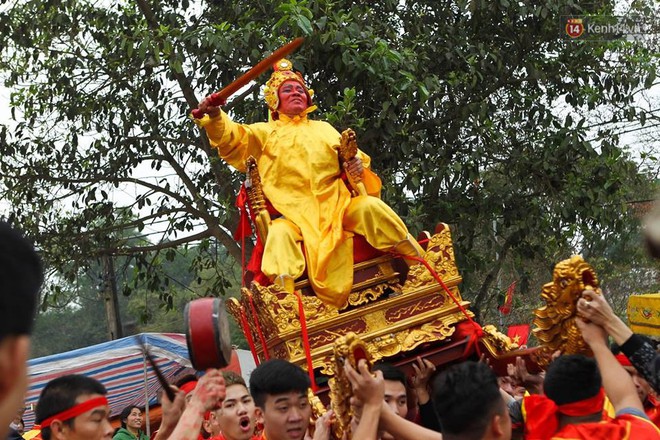 Lễ hội Đền S&#225;i với nghi lễ rước vua, ch&#250;a thu h&#250;t h&#224;ng ngh&#236;n người tham gia xin tiền ph&#225;t lộc - Ảnh 4.
