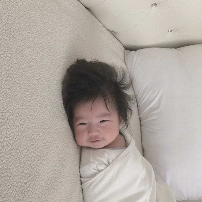 Cậu b&eacute; với m&aacute;i t&oacute;c dựng ngược như mặt trời dễ thương nhất MXH đ&acirc;y rồi! - Ảnh 7.