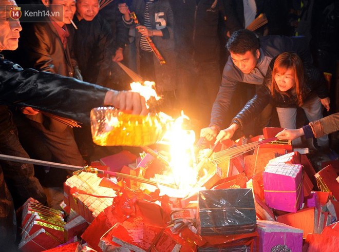 Chùm ảnh: Hàng trăm người dân ở Hà Nội tham dự lễ hội lấy đỏ cầu may dịp đầu năm mới - Ảnh 9.