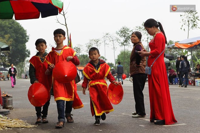 Lễ hội Đền S&#225;i với nghi lễ rước vua, ch&#250;a thu h&#250;t h&#224;ng ngh&#236;n người tham gia xin tiền ph&#225;t lộc - Ảnh 6.