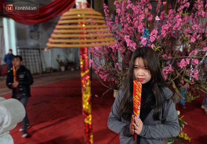 Chùm ảnh: Hàng trăm người dân ở Hà Nội tham dự lễ hội lấy đỏ cầu may dịp đầu năm mới - Ảnh 5.