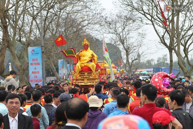 Lễ hội Đền Sái với nghi lễ rước vua, chúa thu hút hàng nghìn người tham gia xin tiền phát lộc - Ảnh 8.