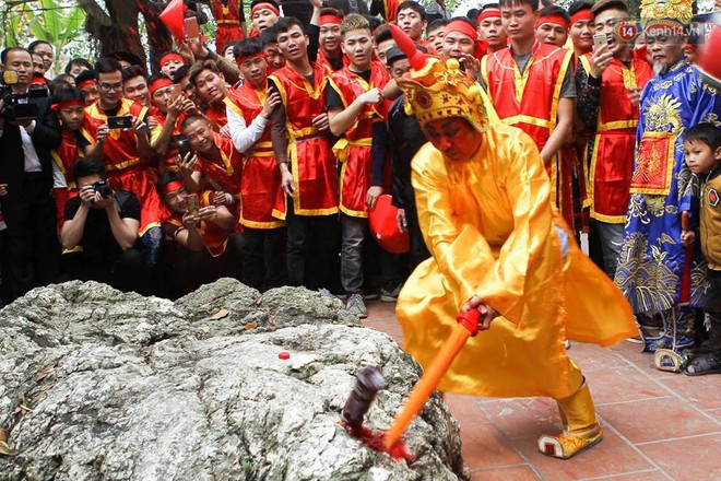 Lễ hội Đền S&aacute;i với nghi lễ rước vua, ch&uacute;a thu h&uacute;t h&agrave;ng ngh&igrave;n người tham gia xin tiền ph&aacute;t lộc - Ảnh 7.