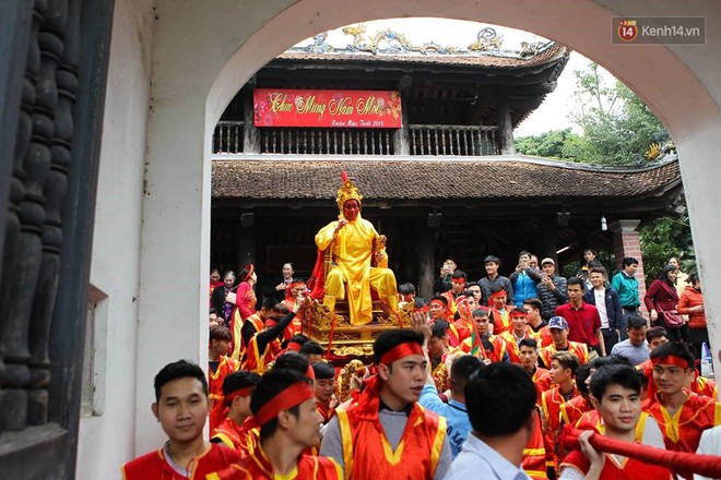 Lễ hội Đền S&#225;i với nghi lễ rước vua, ch&#250;a thu h&#250;t h&#224;ng ngh&#236;n người tham gia xin tiền ph&#225;t lộc - Ảnh 9.
