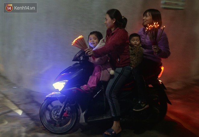 Chùm ảnh: Hàng trăm người dân ở Hà Nội tham dự lễ hội lấy đỏ cầu may dịp đầu năm mới - Ảnh 16.