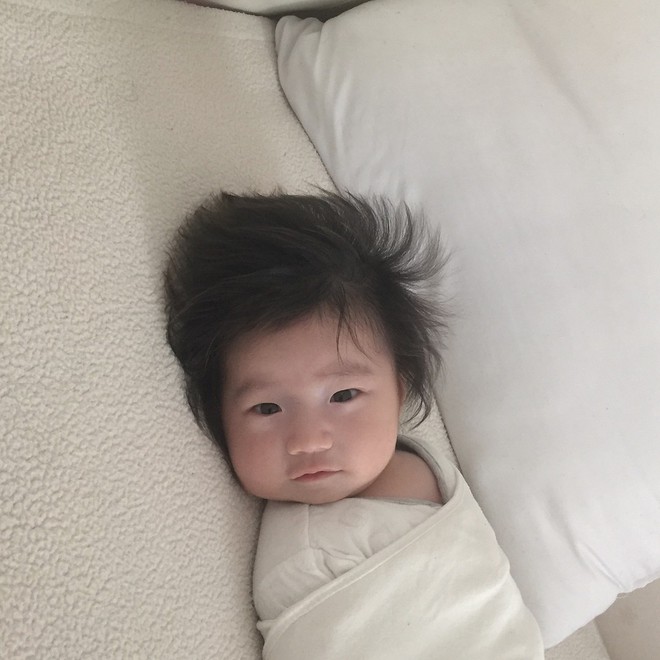 Cậu b&eacute; với m&aacute;i t&oacute;c dựng ngược như mặt trời dễ thương nhất MXH đ&acirc;y rồi! - Ảnh 9.