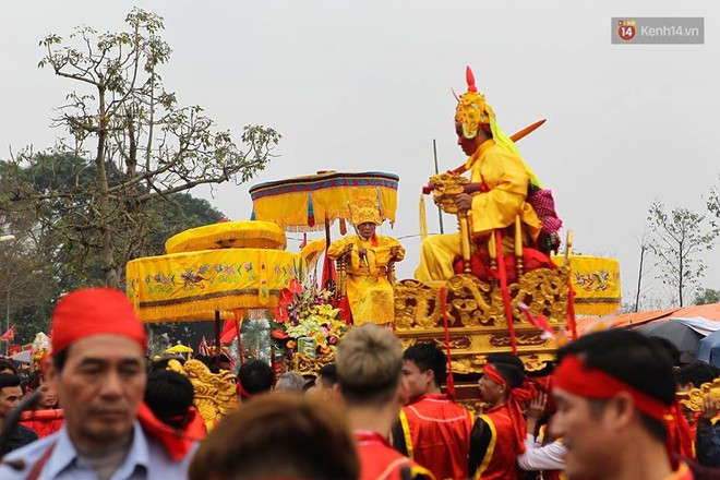 Lễ hội Đền S&aacute;i với nghi lễ rước vua, ch&uacute;a thu h&uacute;t h&agrave;ng ngh&igrave;n người tham gia xin tiền ph&aacute;t lộc - Ảnh 1.