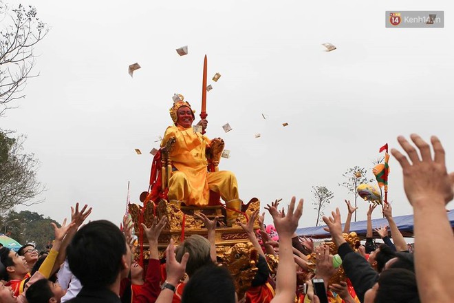 Lễ hội Đền S&aacute;i với nghi lễ rước vua, ch&uacute;a thu h&uacute;t h&agrave;ng ngh&igrave;n người tham gia xin tiền ph&aacute;t lộc - Ảnh 5.