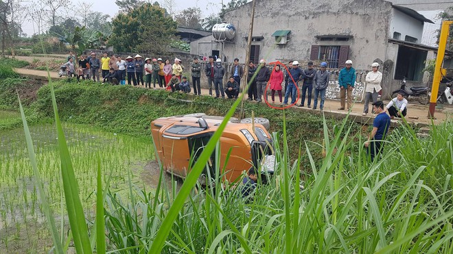 Chồng cho vợ tập lái xe trên đường làng và pha hạ cánh phũ phàng xuống ruộng - Ảnh 1.