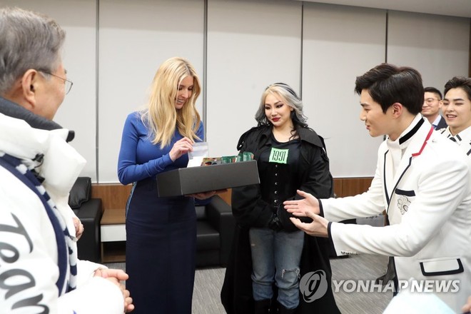 Cùng chụp ảnh với Tổng thống Hàn và con gái Tổng thống Mỹ: EXO lịch lãm, CL vừa lôi thôi vừa giống phù thủy - Ảnh 1.