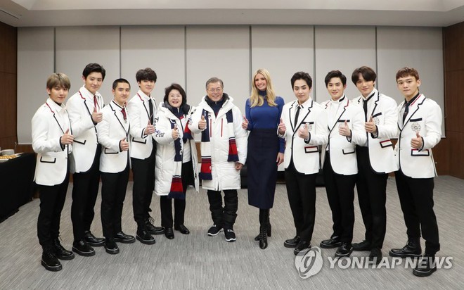 C&ugrave;ng chụp ảnh với Tổng thống H&agrave;n v&agrave; con g&aacute;i Tổng thống Mỹ: EXO lịch l&atilde;m, CL vừa l&ocirc;i th&ocirc;i vừa giống ph&ugrave; thủy - Ảnh 6.