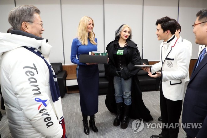 Cùng chụp ảnh với Tổng thống Hàn và con gái Tổng thống Mỹ: EXO lịch lãm, CL vừa lôi thôi vừa giống phù thủy - Ảnh 2.
