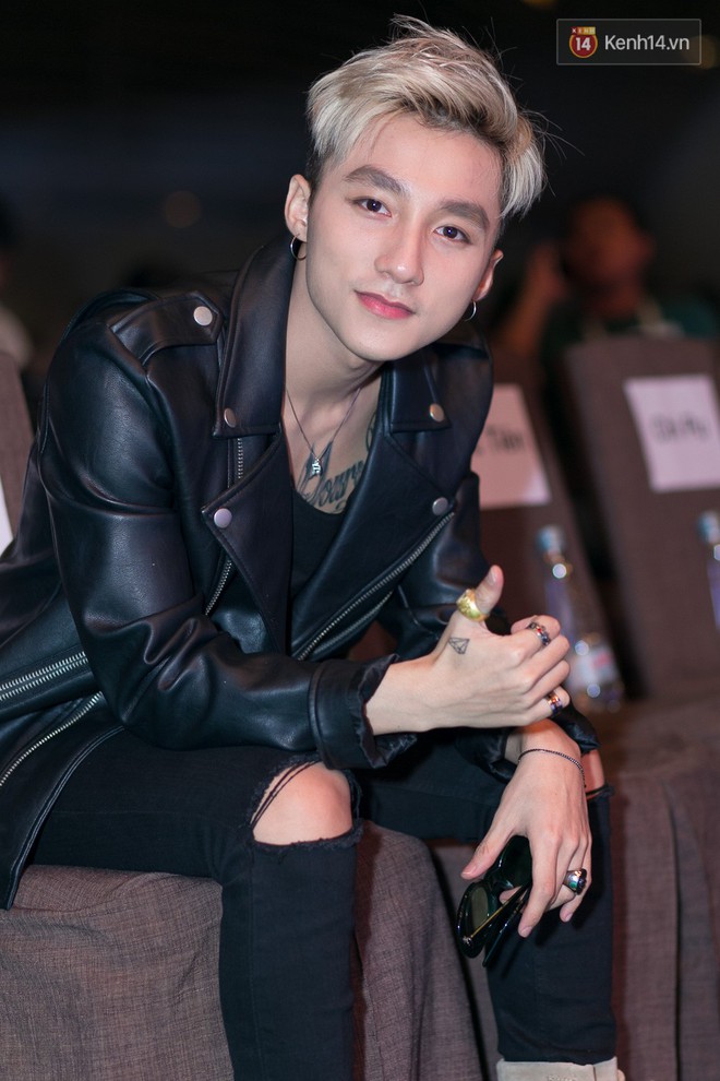 Sơn T&ugrave;ng điệu th&igrave; ai cũng biết nhưng điệu đến mức đ&aacute;nh son b&oacute;ng nhẫy th&igrave; kể cũng lạ  - Ảnh 6.
