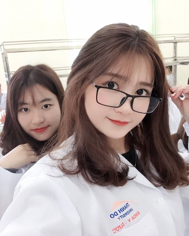 Nữ sinh ng&agrave;nh Y Dược gặp s&oacute;ng gi&oacute; khi khoe ảnh lần đầu thực h&agrave;nh ở ph&ograve;ng th&iacute; nghiệm - Ảnh 2.