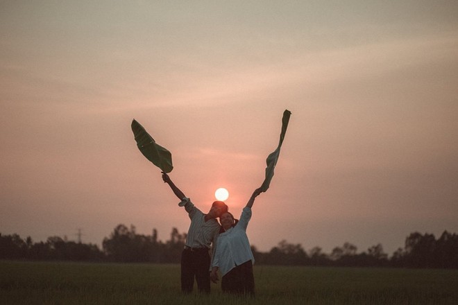 Quan trọng là thần thái: Bộ ảnh tái xuất của cặp đôi 25 năm gắn bó cánh đồng từng gây bão - Ảnh 8.