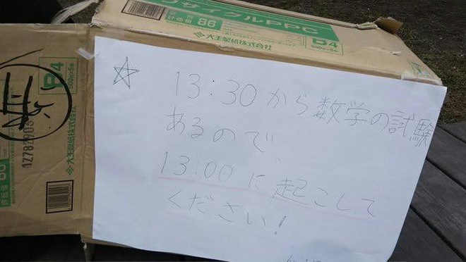 Anh ch&agrave;ng ngủ giữa s&acirc;n trường với tấm bảng nhờ 13:00 gọi dậy thi To&aacute;n v&agrave; c&aacute;i kết đắng l&ograve;ng - Ảnh 2.