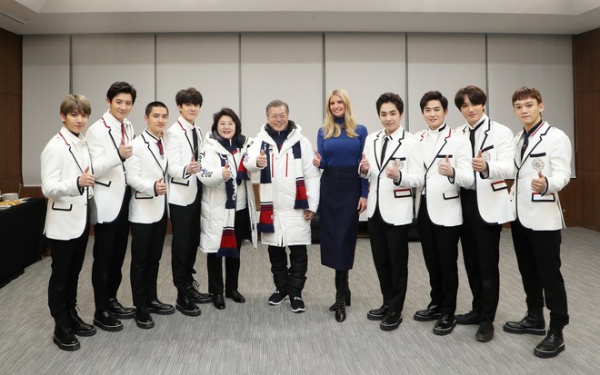 Mặc đẹp là vậy mà trang phục của EXO tại bế mạc Thế vận hội lại bị ví với ông chủ gà rán KFC - Ảnh 9.